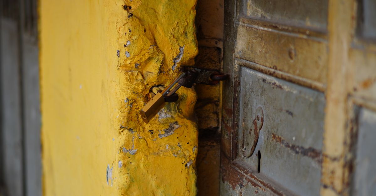Locked Out at 2 A.M.? What to Do While You Wait for an Emergency Locksmith — Swift Lock Locksmith