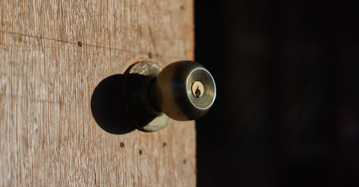 What Actually Happens on a Home Lockout Service Call — Swift Lock Locksmith